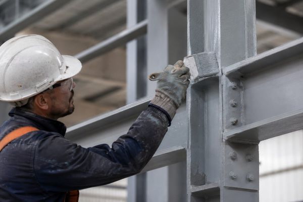 Aplicación de pintura anticorrosiva sobre estructura metálica