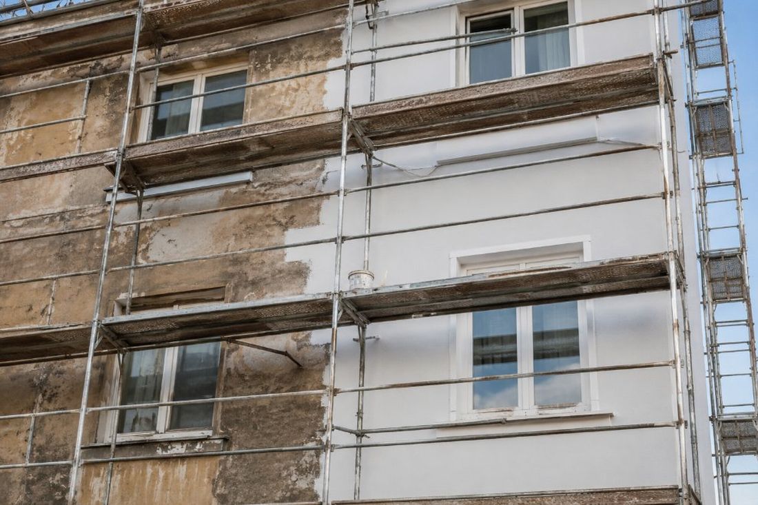 Fachada de un bloque de apartamentos pintada en La Pineda