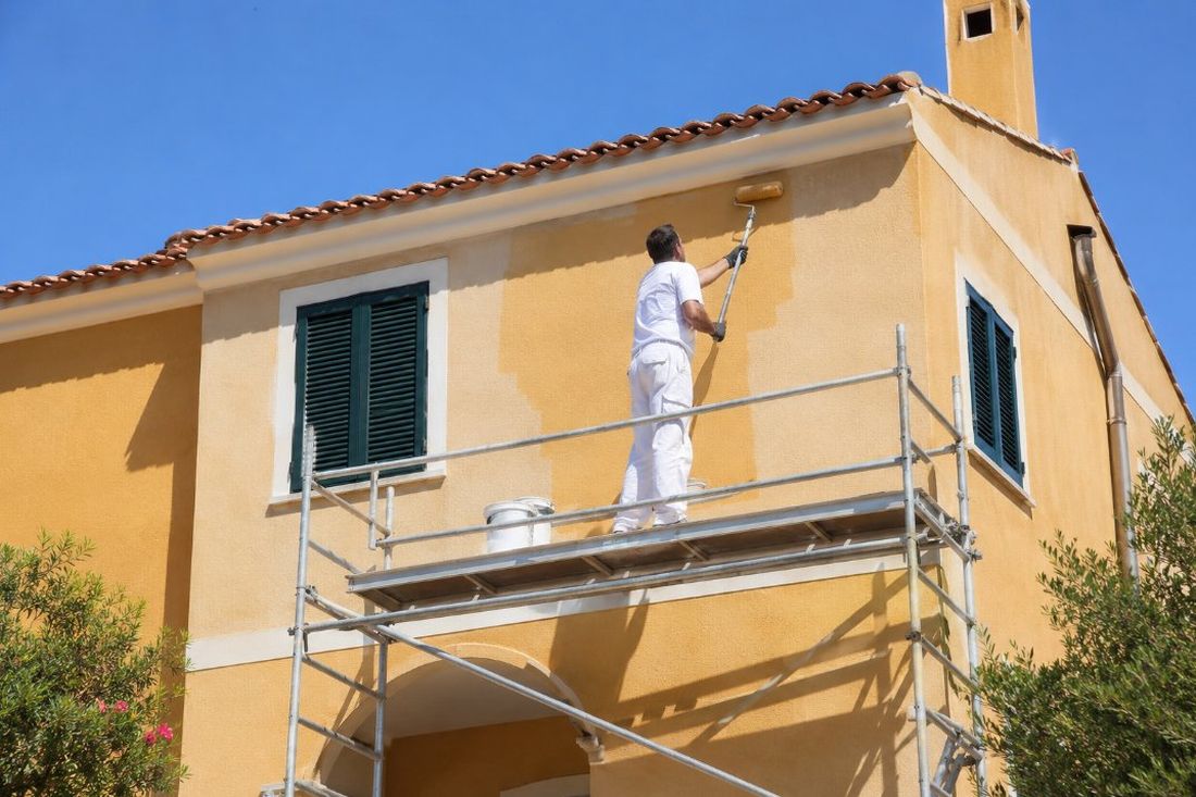 Fachada de una casa pintada por Gevic Grup en Valls