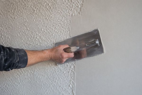 Proceso de alisado de pared para quitar el gotelé